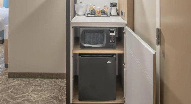 Четырёхместный люкс с балконом и с видом на город SpringHill Suites by Marriott Fort Worth Historic Stockyards
