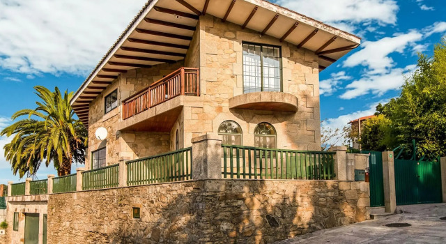 Spacious holiday home in Santiago de Compostela with pool, Забронировать Отель Амес 