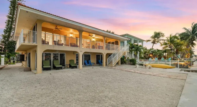 Sunset Harbor Waterfront Villa With Dock Cabana Club, Varaa Villa Huvilat kohteessa Florida Keys, Villa