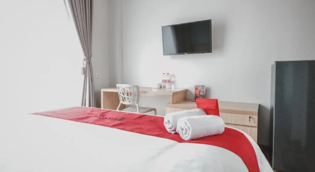 Полулюкс Reddoorz Plus @ Karet Pedurenan 3