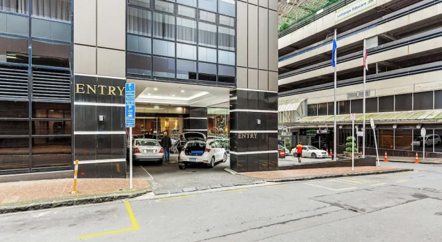 City Getaway 1BR Apt w Pool & Gym I Zodiak Stays