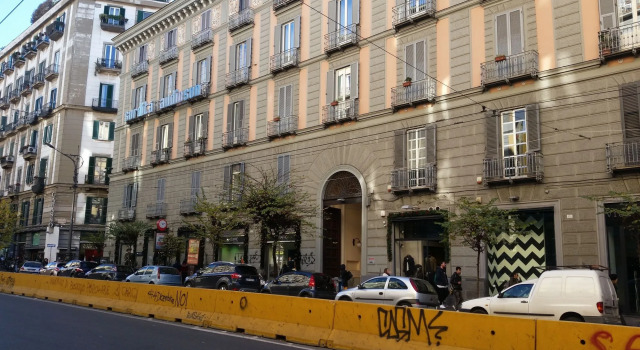 B&B Rettifilo, Забронировать Отель «постель и завтрак» Отели Неаполя с парковкой, рядом с Музей университета науки и искусств, Парковка