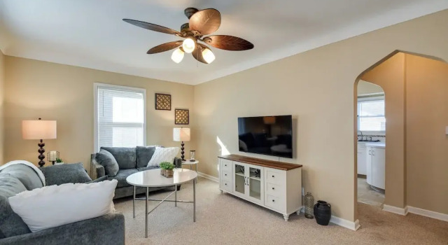 Quaint Cedar Rapids Home, 4 Mi to Downtown!, 预订 酒店 锡达拉皮兹 爱荷华州