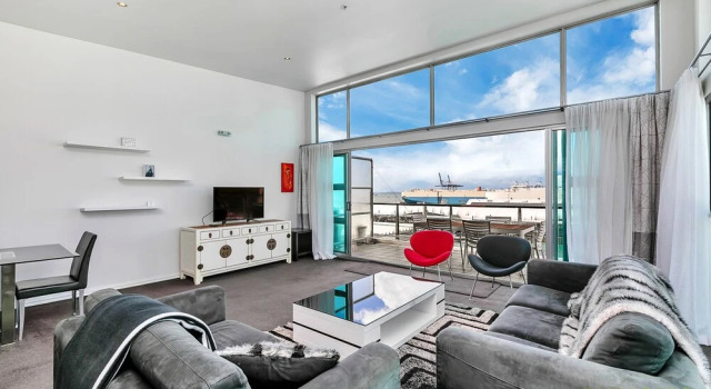 QV Spacious Waterfront with Carpark -962