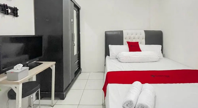 RedDoorz near Karawang Central Plaza