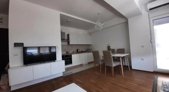 New modern 1 bedroom apartment with free parking