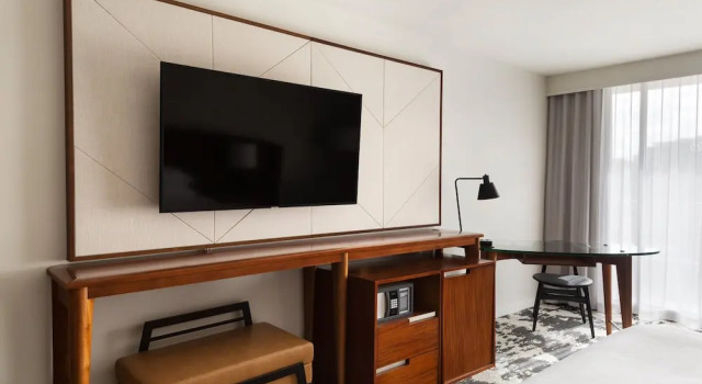 Двухместный клубный номер Standard с балконом и с видом на город Sheraton Vancouver Airport Hotel