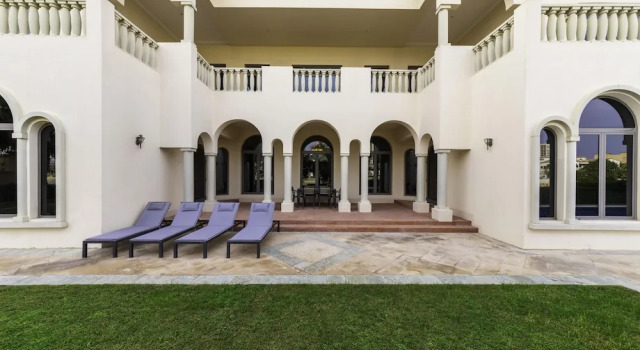 Maison Privee - Private Pool & Beach Access Villa with Cinematic Vws, Забронировать Вилла Коттеджи Дубая, Коттедж