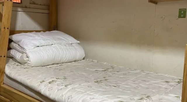 Кровать в общем номере (мужской номер) Third Ji International Youth Hostel