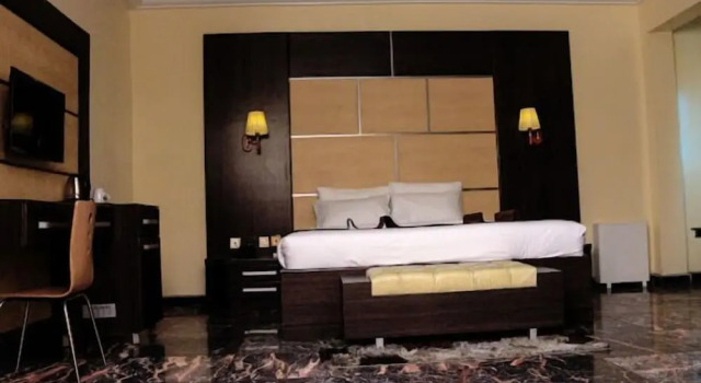 Desikok Royal Hotel, Reservar Hotel Hotéis SPA em Obio-Akp, SPA