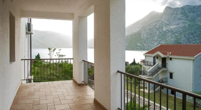Люкс с 2 комнатами Villa Risan Apartments