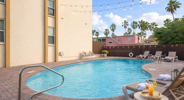 Walkable Location 99 Steps To Beach Pool 2 Bedroom Apts