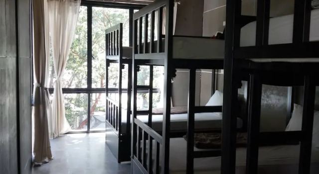Кровать в общем номере с видом на сад Blanco Hostel Lanta 18 to 35