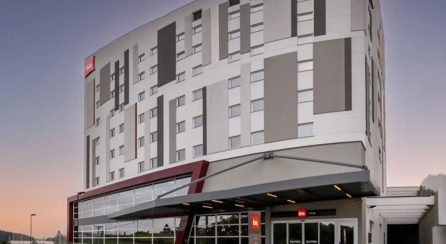 Ibis Aruja, Забронировать Отель Аружа штат Сан-Паулу
