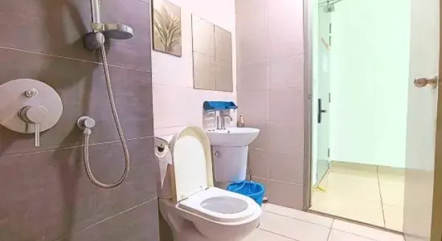 Spacious Cybersquare Ensuite with Pool View #CS8