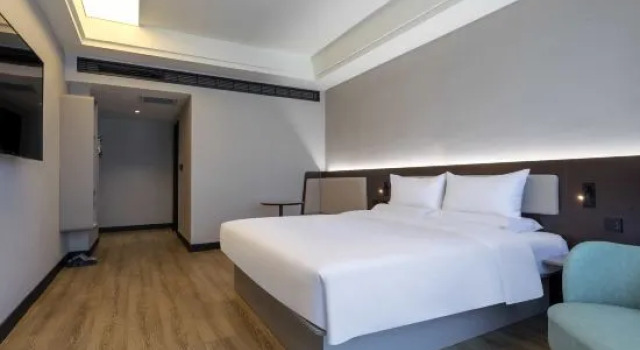 Люкс Deluxe HanTing Hotel (Huaihua Railway Station Xintiandi Plaza)