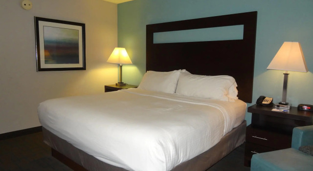 Двухместный номер Standard Holiday Inn Express Hotel Kansas City - Bonner Springs by IHG