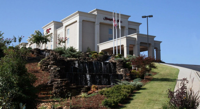 Кровать в общем номере Hampton Inn Guntersville