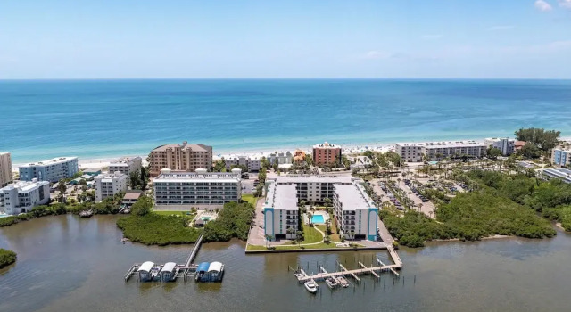 Апартаменты с 2 комнатами с балконом Lovely Indian Shores Condo w/ Beach Access!