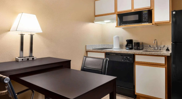 Двухместный люкс Hawthorn Extended Stay by Wyndham Milwaukee Airport