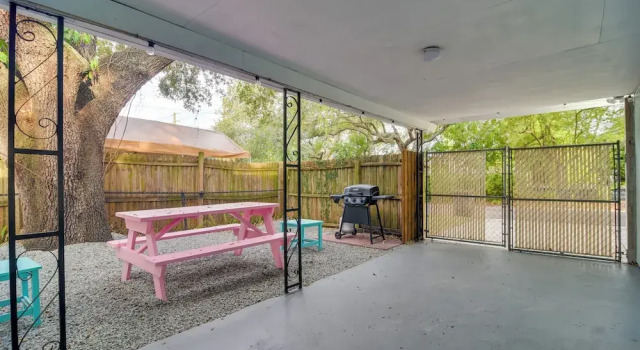 Коттедж Walk to Art District + Beach: Pet-friendly Getaway