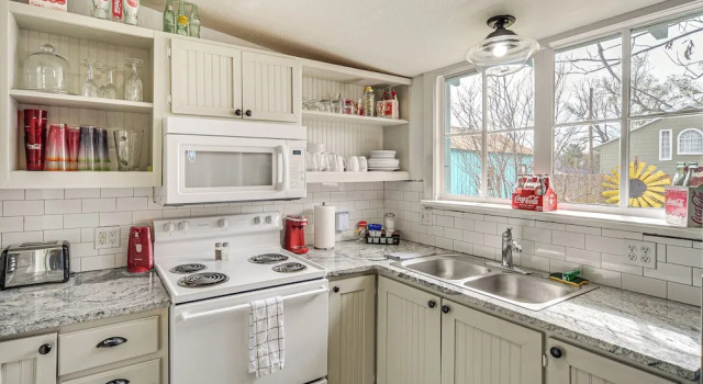 Коттедж Retro Retreat in Llano w/ Screened Porch!