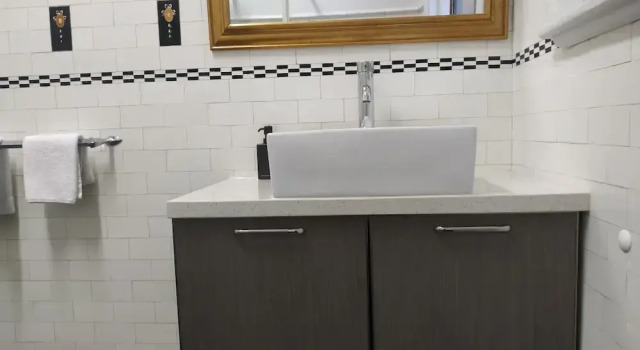 Коттедж с 4 комнатами Glenelg Gateway Apartments