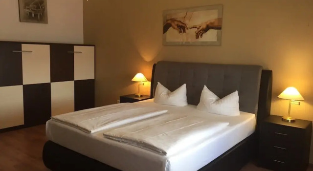 Hotel Monte Cristo, Забронировать Отель Отели Оффенбах с парковкой, рядом с Библиотека Оффенбах, Парковка