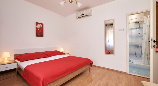 Room Ivo - with garden: R2 Trogir, Riviera Trogir, Забронировать Апартаменты/квартира Трогир 