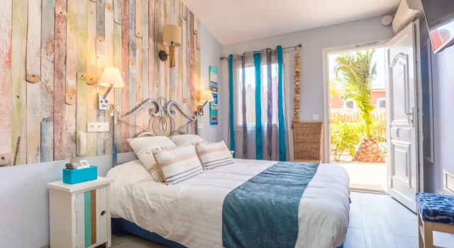 Студия с видом на бассейн Hôtel et Appart Hôtel Les Flots Bleus