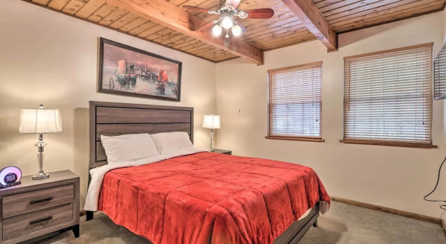 Коттедж с 4 комнатами с балконом Home w/ Hot Tub, Fire Pit, Koi Pond: Walk to Lake!