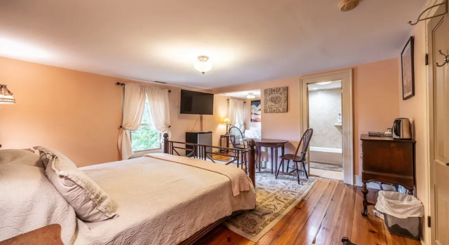 Трёхместный номер Standard с балконом Bliss Point Farm and B&B