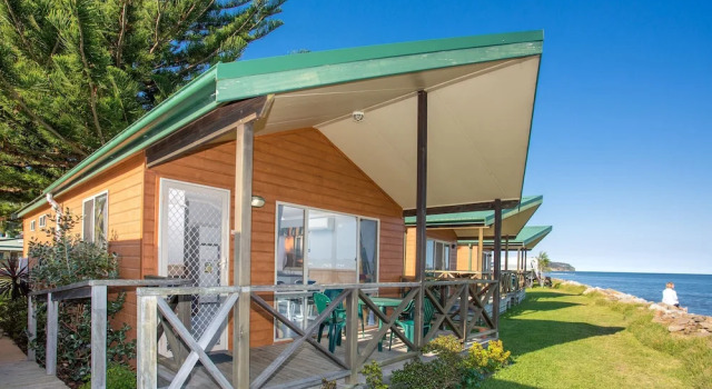 Номер Deluxe с балконом и с видом на воду BIG4 Batemans Bay at Easts Riverside Holiday Park