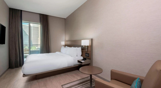 Двухместный люкс с балконом AC Hotel by Marriott Charlotte City Center