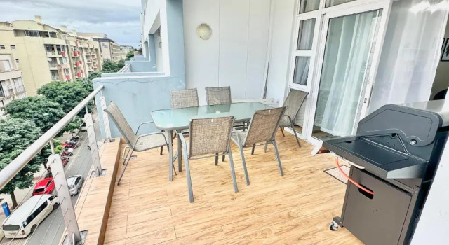 Апартаменты 80 The Emerald, 2 x King Beds - 2 Bed 2 Bath Apartment - Free Parking, Wifi, Pool & Braai Area