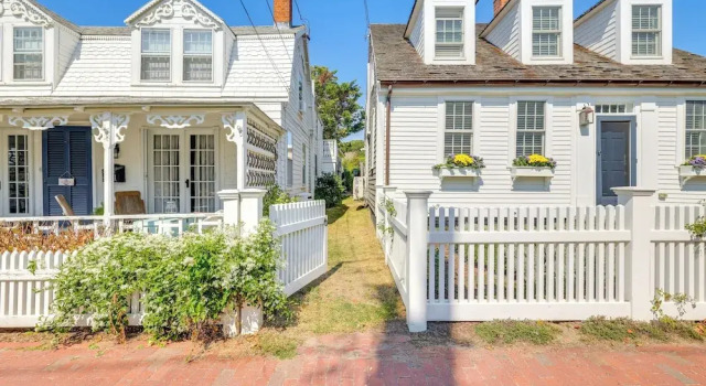 Апартаменты Steps to Commercial St! Lofted Provincetown Gem