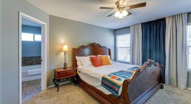 Beautiful San Antonio Home w/ 75" TV & King Bed, Rezerwuj Dom wakacyjny San Antonio Bexar County