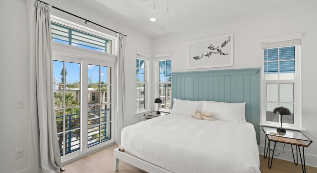 The Akoya Pearl - 2 Beach Homes Steps From CWB, Забронировать Дом для отпуска Отели Клируотер-Бич с парковкой, Парковка