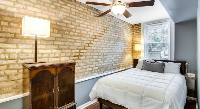 Loft-like Wicker Park Condo Steps from the CTA! by AllSet Turnover, Забронировать Отель Уикер-парк Чикаго, рядом с Polish Museum of America