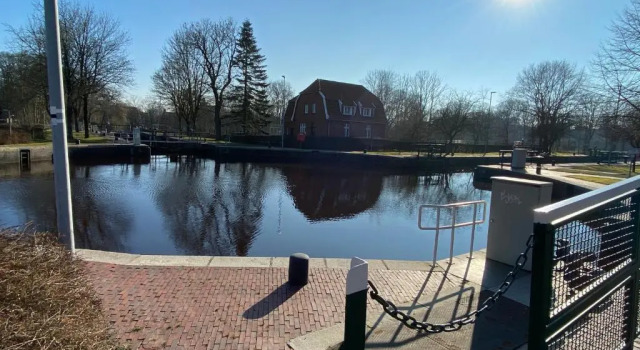 Charmante Altbauwohnung an der Kesselschleuse 3, Забронировать Отель Эмден East Frisia