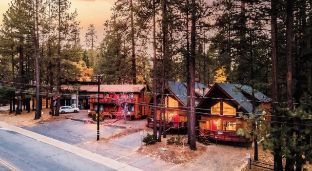 Коттедж 2 Cabins, Close to the Lake Hot Tub, Game Loft, Deck, 6bdr Jumper & Jackhorn