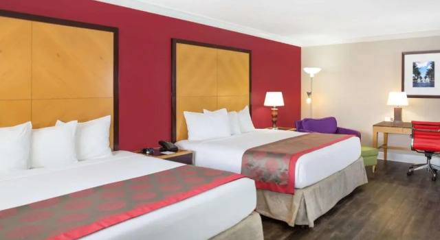 Двухместный номер Deluxe с видом на бассейн Ramada by Wyndham Miami Springs/Miami International Airport