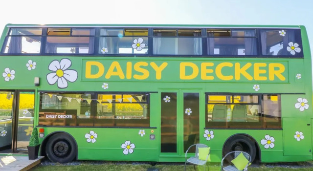 Daisy Decker, Rezervați Hotel  