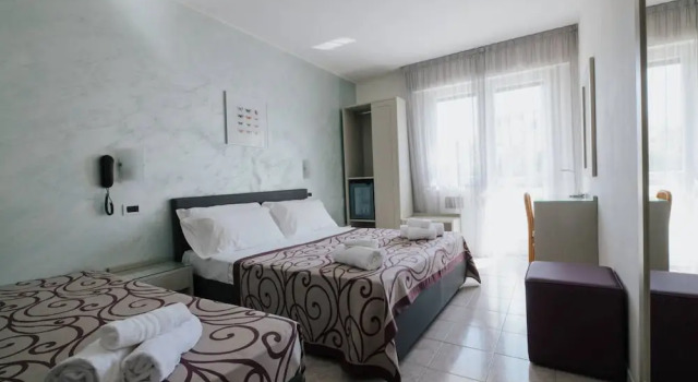Трёхместный номер Standard с балконом Hotel Gloria