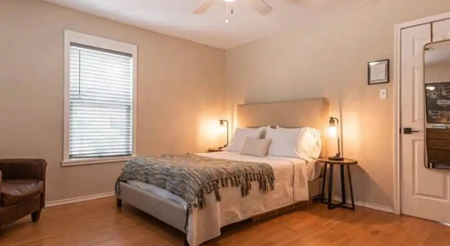 Коттедж Escape to a Restored 1920s East Waco Bungalow