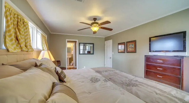 Tulsa Home w/ Yard: 5 Mi to Downtown!, Rezerwuj Hotel Tulsa Oklahoma
