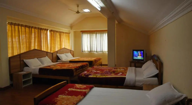 Кровать в общем номере Lakezone Holiday Resort