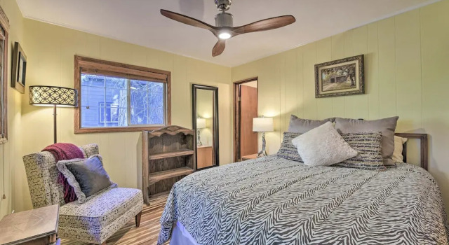 Коттедж Lake Arrowhead Cabin w/ Decks < 2 Mi to Village!