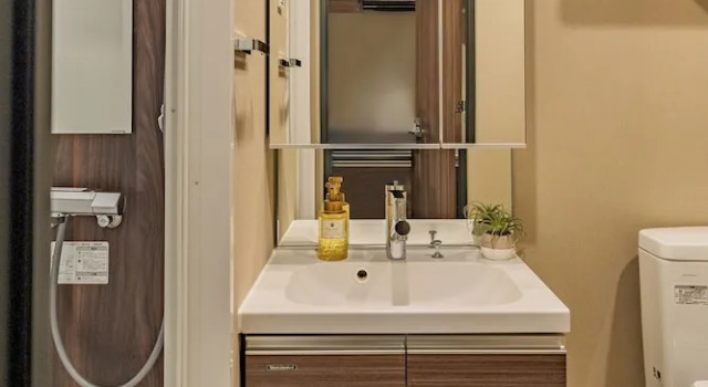 Четырёхместный номер Standard с балконом и с видом на город Apartment Hotel 11 Tsutenkaku
