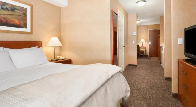 Двухместный люкс Business Days Inn & Suites by Wyndham Cochrane